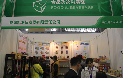 经销商驻足在成都凯尔特商贸公司了解公司产品